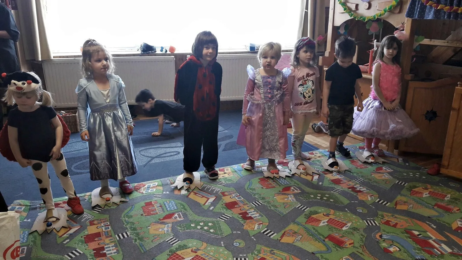 Itt a farsang áll a bál