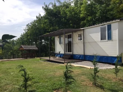 'Akácfa apartman-mobilház' cikk borítóképe