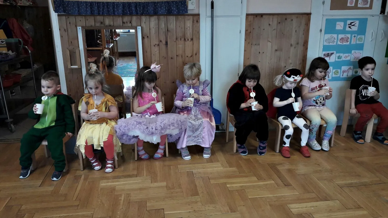 Itt a farsang áll a bál