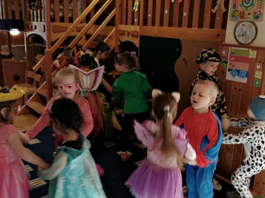 Itt a farsang áll a bál