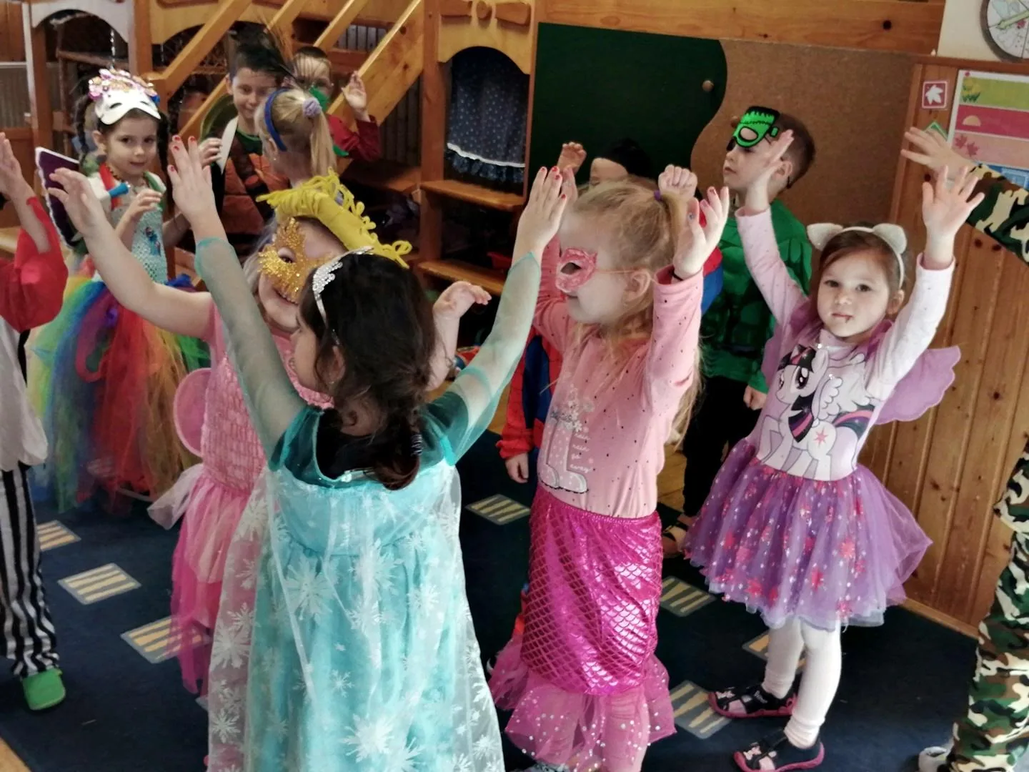 Itt a farsang áll a bál