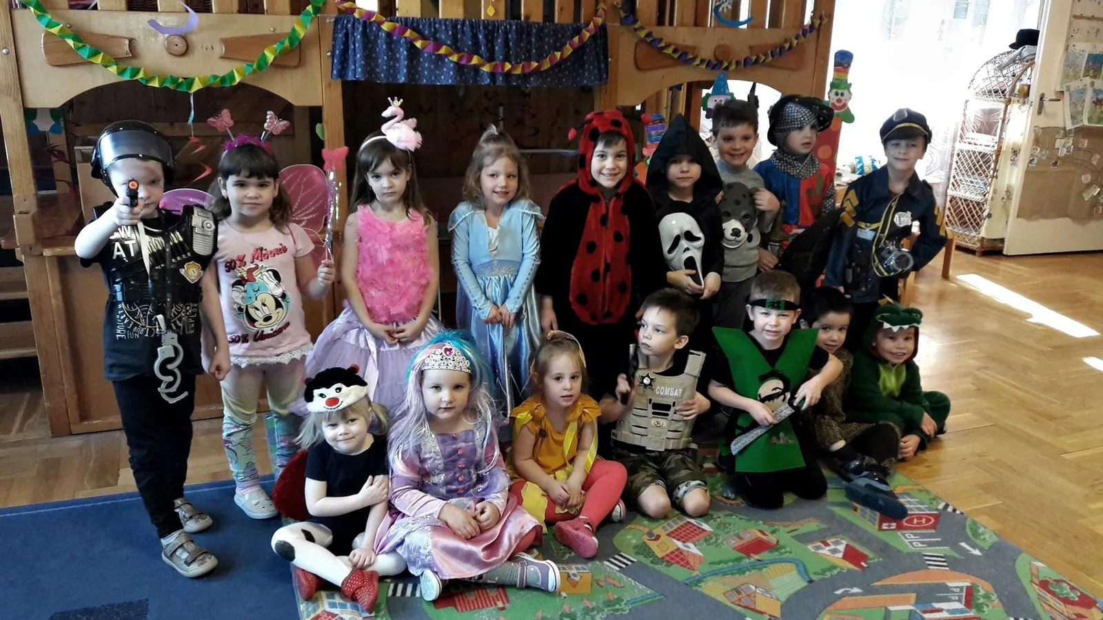 Itt a farsang áll a bál