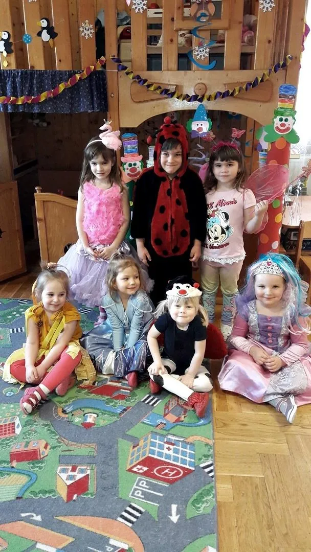 Itt a farsang áll a bál