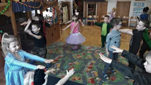 Itt a farsang áll a bál