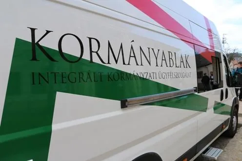 'Kormányablak busz Bakonynánán' cikk borítóképe