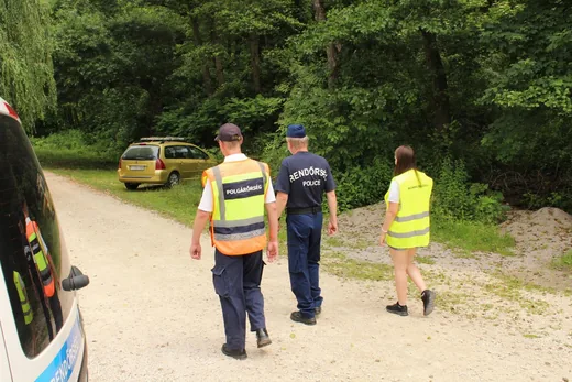'Fókuszban a biztonság, fókuszban a parkoló gépkocsik' cikk borítóképe