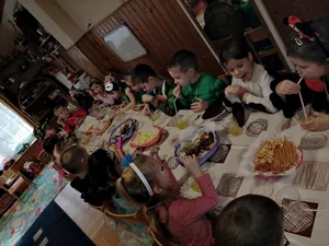 Itt a farsang áll a bál