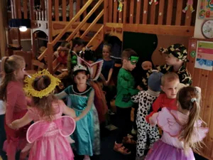 Itt a farsang áll a bál